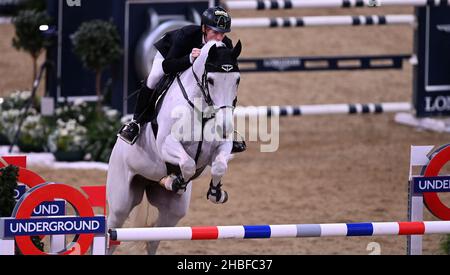 Quai Royal Victoria.Royaume-Uni.19 décembre 2021.Spectacle équestre international de Londres.Excel Londres.Quai Royal Victoria.Marcus Ehning (GER) à cheval SUR CALANDA pendant la classe 16 - coupe du monde de saut à la FEI de Longines. Banque D'Images