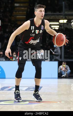 Bologne, Italie.19th décembre 2021.Michele Ruzzier (Segafredo Virtus Bologna) lors de la série A1 du championnat italien de basket-ball LBA Segafredo Virtus Bologna vs.Kigili Fortitudo Bologna au Segafredo Arena - Bologna, 19 décembre 2021 crédit: Independent photo Agency/Alay Live News Banque D'Images