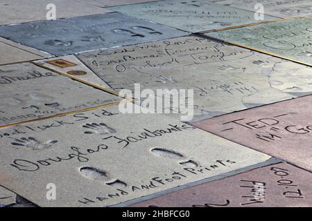 Des célébrités sont imprimées sur le trottoir en face du théâtre chinois de Grauman, à Hollywood Banque D'Images