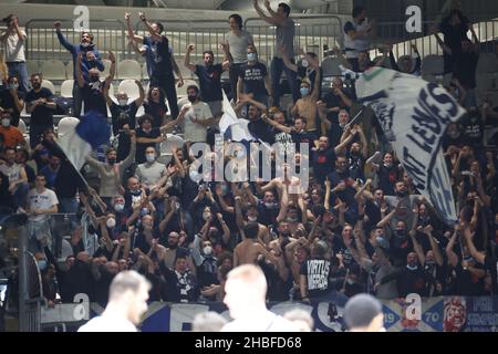 Bologne, Italie.19th décembre 2021.Les supporters de Fortitudo pendant la série A1 du championnat italien de basket-ball LBA match Segafredo Virtus Bologna vs.Kigili Fortitudo Bologna au Segafredo Arena - Bologna, 19 décembre 2021 crédit: Independent photo Agency/Alay Live News Banque D'Images