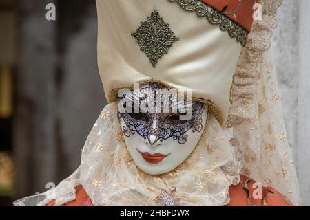 VENEZIA, ITALIE - 05 mars 2019 : une femme magnifiquement masquée pendant le Carnaval de Venise Banque D'Images