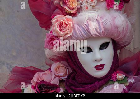 VENEZIA, ITALIE - 05 mars 2019 : une femme avec un masque rose pendant le Carnaval de Venise Banque D'Images