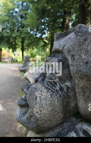 Étranges statues naines dans un parc de Salzbourg, Autriche Banque D'Images