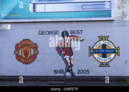 BELFAST, ROYAUME-UNI - 02 novembre 2021 : une fresque George Best avec les logos des équipes de football de Manchester United et d'Irlande du Nord à Belfast, Royaume-Uni Banque D'Images