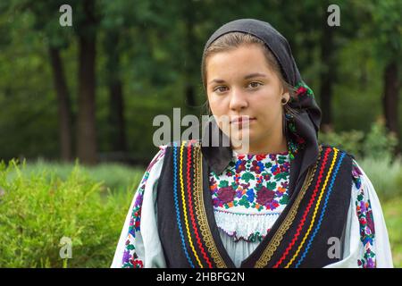 Salaj, Roumanie-15 mai 2018 : portrait extérieur d'une jeune fille portant un costume traditionnel roumain Banque D'Images