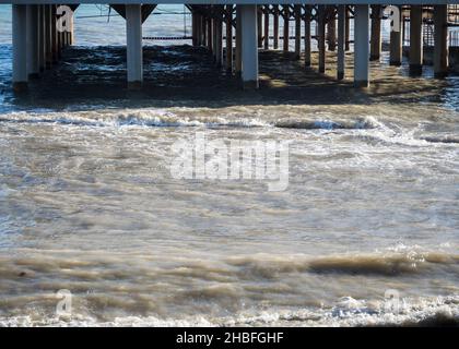 Jetée de mer avec des colonnes sur la plage de Sotchi Banque D'Images