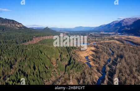 Vue aérienne des Red Bluffs et entrée de la gorge, Stevenson, WA avec un ciel bleu à l'horizon Banque D'Images