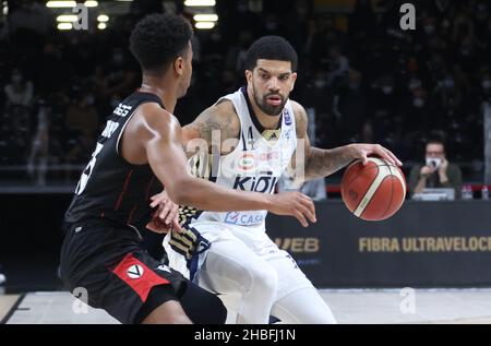 Bologne, Italie.19th décembre 2021.James Feldeine (Fortitudo Kigili Bologna) pendant la série A1 du championnat italien de basket-ball LBA Segafredo Virtus Bologna vs.Kigili Fortitudo Bologna au Segafredo Arena - Bologna, 19 décembre 2021 crédit: Independent photo Agency/Alay Live News Banque D'Images