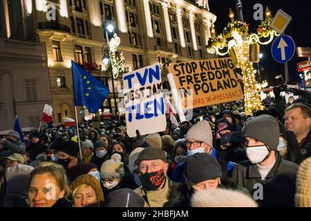 Des manifestants tiennent des pancartes et des drapeaux pendant la manifestation.des milliers de personnes sont venues au palais présidentiel de Varsovie pour protester contre les restrictions de la liberté des médias par le gouvernement polonais.Le vendredi 17th décembre, le Parlement polonais a adopté de manière inattendue un projet de loi visant à restreindre la propriété étrangère des médias polonais.La loi proposée est considérée comme visant en particulier le plus grand diffuseur privé de Pologne, TVN, propriété américaine, dont la couverture critique souvent le gouvernement et est considérée par beaucoup comme une chaîne de télévision qui défend la liberté d'expression.Le projet de loi (appelé Lex TVN) se dirige maintenant vers le p Banque D'Images