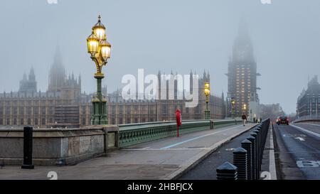 Les chambres du Parlement ont été enveloppées de brouillard à Westminster, dans le centre de Londres. Banque D'Images