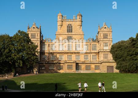 Vue sur l'historique Wollaton Hall sur le parc Wollaton de Nottingham.Parc Wollaton à Nottingham, par une journée ensoleillée avec un champ vert. Banque D'Images