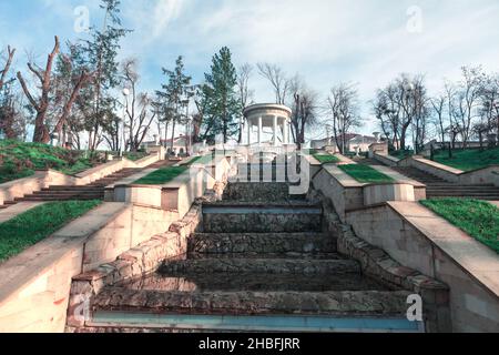 Escalier et fontaine dans le parc .Pavillon sur le dessus.SCARA Cascadelor escalier dans le parc de Valea Morilor de Chisinau Moldova Banque D'Images