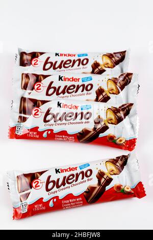 4 mai 2021.New York.Barres de chocolat en galette Kinder bueno sur fond blanc. Banque D'Images