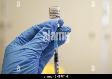 Londres, Royaume-Uni.8th novembre 2021.Un agent de santé se prépare à administrer un vaccin de rappel Pfizer/BioNTech Covid-19 à une femme dans un centre de vaccination.le gouvernement déploie actuellement un programme de vaccination de rappel en offrant un vaccin Covid-19 à toute personne âgée de plus de 18 ans, d'ici la fin du mois de décembre.(Image de crédit : © Dinendra Haria/SOPA Images via ZUMA Press Wire) Banque D'Images