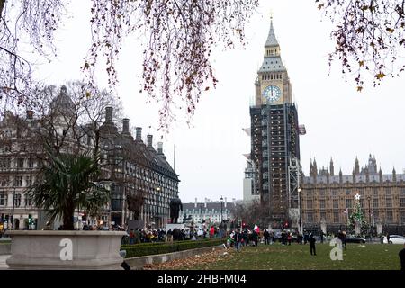 Londres, Royaume-Uni.18th décembre 2021.Le Big Ben vu de la place du Parlement, avec sa face d'horloge révélée après avoir été échafaudé pendant des années.Crédit : SOPA Images Limited/Alamy Live News Banque D'Images