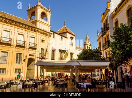 Séville, Espagne - 23 septembre 2013 : vue sur la place et le café devant l'hôtel Las Casas de la Juderías, situé dans le quartier de Santa Cruz à Séville Banque D'Images