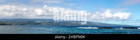 Vue panoramique sur Hilo, Big Island, Hawaii depuis Richardson Ocean Park Banque D'Images