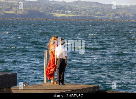 Hilo, Hawaï - 28 novembre 2021 : deux adolescents profitant de la vue sur l'océan depuis la jetée de Reeds Bay Beach Park à Hilo, Hawaï Banque D'Images