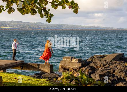 Hilo, Hawaï - 28 novembre 2021 : deux adolescents profitant de la vue sur l'océan depuis la jetée de Reeds Bay Beach Park à Hilo, Hawaï Banque D'Images