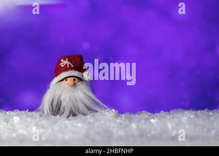 Figurine GNOME avec une grande barbe sur la neige Banque D'Images