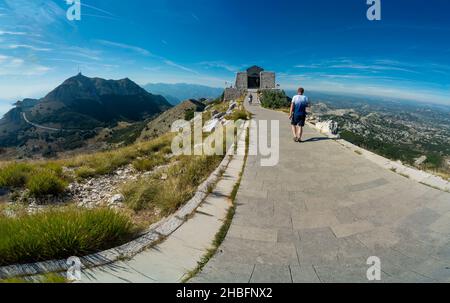 Parc national de Lovcen,Monténégro-septembre 14 2019:sous un ciel bleu, les touristes marchent le chemin qui mène au célèbre site touristique et à l'installation artistique Banque D'Images