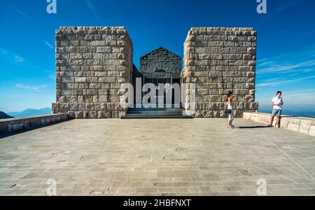 Parc national de Lovcen, Monténégro-septembre 14 2019 : sous un ciel bleu, deux touristes se promènent dans la cour à l'extérieur du célèbre site touristique et de l'installation artistique Banque D'Images