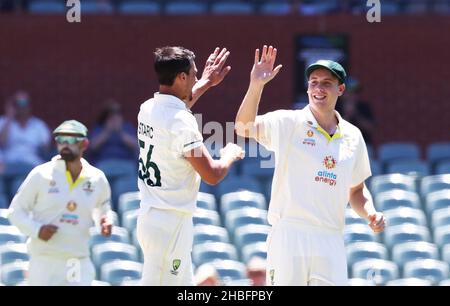 Le Mitchell Starc d'Australie célèbre avec Cameron Green ( à droite ) après avoir pris le cricket du pape anglais Ollie pendant le cinquième jour du deuxième test de cendres à l'Adelaide Oval, Adélaïde.Date de la photo: Lundi 20 décembre 2021. Banque D'Images