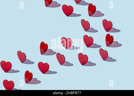 Motif créatif de coeurs rouges sur fond bleu.Concept de la Saint-Valentin.Présentation isométrique. Banque D'Images