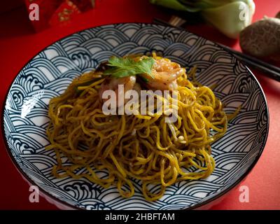 Méin de chow ou nouilles chinoises sautées aux crevettes, nouilles Hakka, cuisine chinoise ou malaisienne. Gros plan Banque D'Images