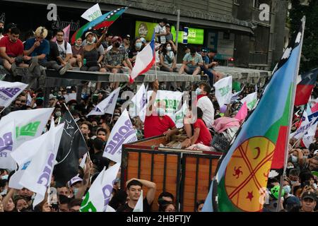 Santiago, Metropolitana, Chili.19th décembre 2021.Les partisans du nouveau président chilien, Gabriel Boric, de la coalition Apruebo Dignidad, célèbrent sa victoire au deuxième tour des élections présidentielles, à Santiago, au Chili.(Credit image: © Matias Basualdo/ZUMA Press Wire) Credit: ZUMA Press, Inc./Alamy Live News Banque D'Images