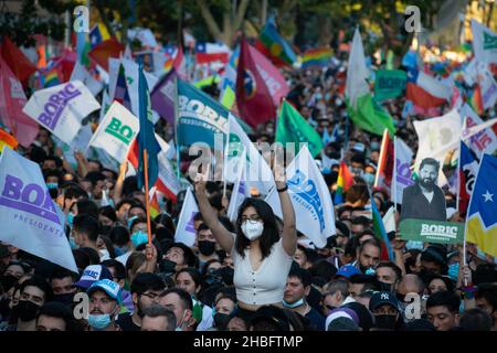 Santiago, Metropolitana, Chili.19th décembre 2021.Les partisans du nouveau président chilien, Gabriel Boric, de la coalition Apruebo Dignidad, célèbrent sa victoire au deuxième tour des élections présidentielles, à Santiago, au Chili.(Credit image: © Matias Basualdo/ZUMA Press Wire) Credit: ZUMA Press, Inc./Alamy Live News Banque D'Images