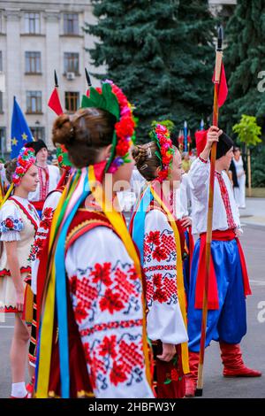 Kiev, Ukraine juillet 2021 - vêtements nationaux ukrainiens - broderies.Jeunes en chemises brodées.Vêtements ethnographiques ukrainiens.Parade Banque D'Images