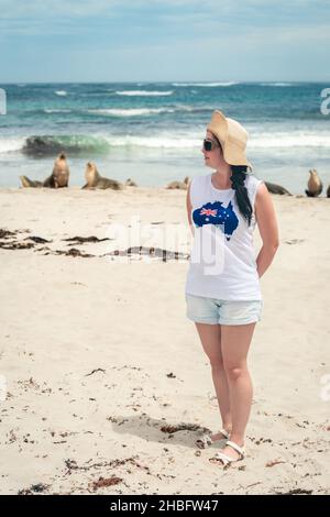 Jeune femme regardant les lions de mer à Seal Bay, Kangaroo Island, Australie méridionale Banque D'Images