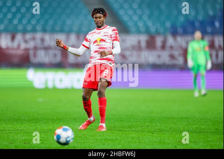 Leipzig, Allemagne.18th décembre 2021.Football: Bundesliga, Matchday 17, RB Leipzig - Arminia Bielefeld à la Red Bull Arena.Le joueur de Leipzig, Mohamed Simakan, est sur le ballon.Crédit : Jan Woitas/dpa-Zentralbild/dpa - NOTE IMPORTANTE :Conformément aux règlements de la DFL Deutsche Fußball Liga et/ou de la DFB Deutscher Fußball-Bund, il est interdit d'utiliser ou d'avoir utilisé des photos prises dans le stade et/ou du match sous forme de séquences et/ou de séries de photos de type vidéo./dpa/Alay Live News Banque D'Images