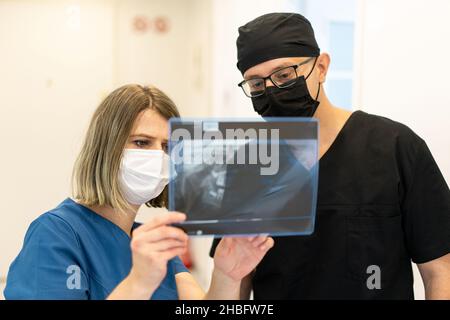 Deux médecins vérifiant l'image radiologique à l'hôpital, photo de qualité Banque D'Images