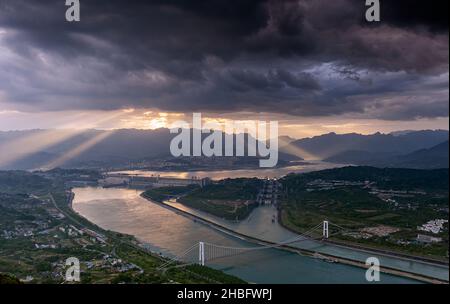 YICHANG, CHINE - le 15 AVRIL 2021 - le soleil se brise à travers des nuages sombres pour éclairer le barrage des trois Gorges à Yichang, province de Hubei, Chine, le 15 avril 2021. Banque D'Images