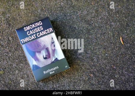 Fumer provoque le cancer de la gorge paquet de cigarettes Banque D'Images