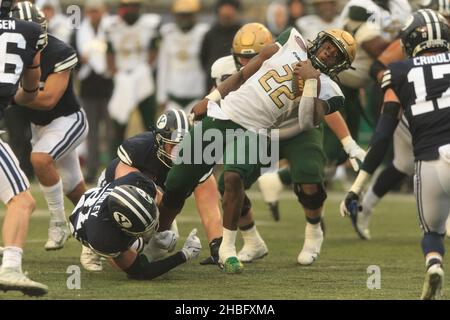 UAB Blazers en arrière DeWayne McBride (22) est déclenché par Brigham Young Cougars linebacker Max Tooley (31) pendant l'Indep de Radiance technologies Banque D'Images