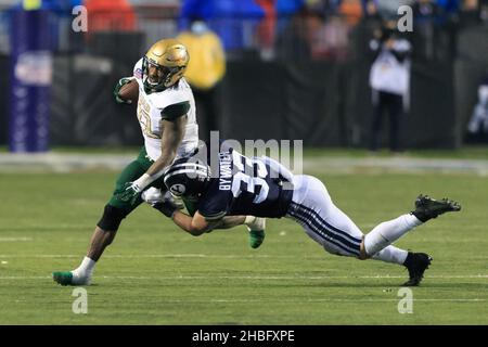 UAB Blazers en arrière DeWayne McBride (22) est attaqué par Brigham Young Cougars linebacker Ben Bywater (33) pendant la Radiance technologies Indeben Banque D'Images