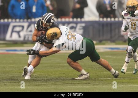 Brigham Young Cougars en arrière Tyler Allgeier (25) et UAB Blazers linebacker Noah Wilder (50) se sont heurtées pendant la Radiance technologies Independen Banque D'Images