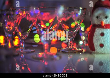 Décor de Noël avec lumières et verres Banque D'Images