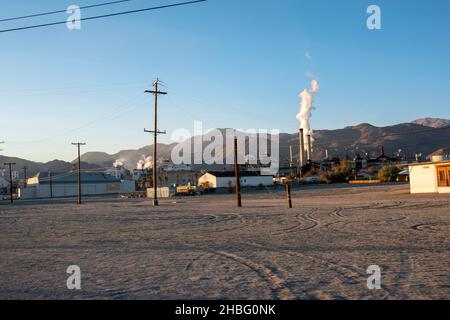 TRONA, CA est une petite ville dans le désert de Mojave avec une grande usine de production minérale qui fait l'odeur de l'air comme des oeufs pourris. Banque D'Images