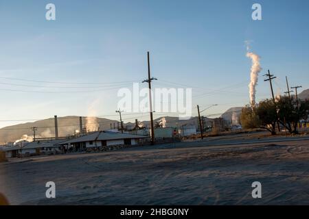 TRONA, CA est une petite ville dans le désert de Mojave avec une grande usine de production minérale qui fait l'odeur de l'air comme des oeufs pourris. Banque D'Images