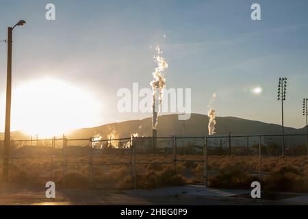 TRONA, CA est une petite ville dans le désert de Mojave avec une grande usine de production minérale qui fait l'odeur de l'air comme des oeufs pourris. Banque D'Images