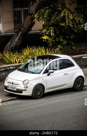 Odessa, Ukraine - 5 septembre 2021 : Fiat 500 blanche garée sur le trottoir Banque D'Images