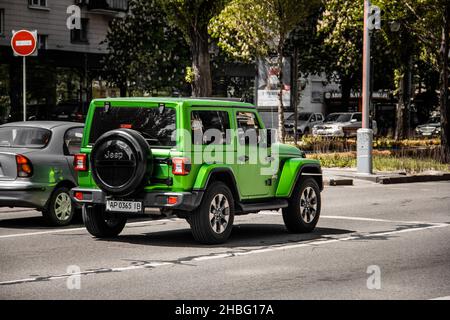 Kiev, Ukraine - 22 mai 2021: Green Jeep Wrangler SUV dans la ville. Banque D'Images