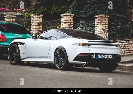 Kiev, Ukraine - 12 juin 2021: Voiture anglaise blanche Aston Martin DBS Superleggera garée dans la ville Banque D'Images