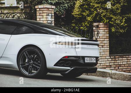 Kiev, Ukraine - 12 juin 2021: Voiture anglaise blanche Aston Martin DBS Superleggera garée dans la ville Banque D'Images