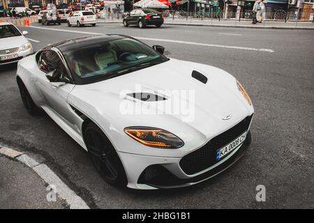 Kiev, Ukraine - 12 juin 2021: Voiture anglaise blanche Aston Martin DBS Superleggera garée dans la ville Banque D'Images