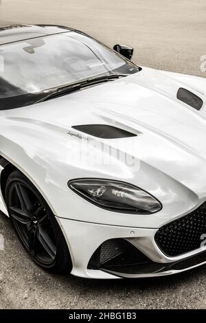 Kiev, Ukraine - 12 juin 2021: Supercar anglais blanc Aston Martin DBS Superleggera Banque D'Images